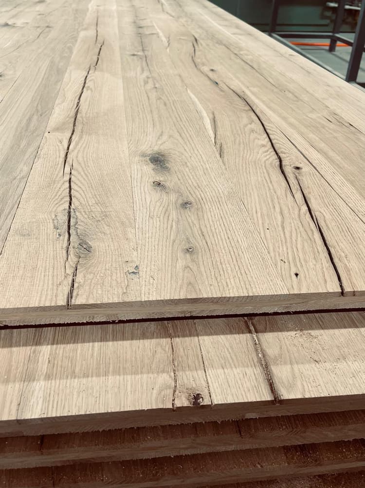 3-ох шарова дубова плита, основа дуб або хвоя ( лицева - середня частина з характерними стародавніми тріщинами). Використовується, як фасади меблів та інтерʼєрів.