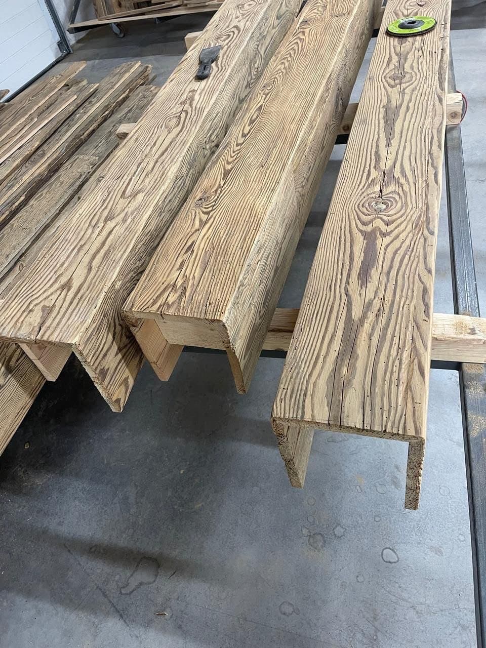 Фальшбалки з автентичної, тесаної вручну деревини хвойних порід або дуба, будь-якої довжини та січення.