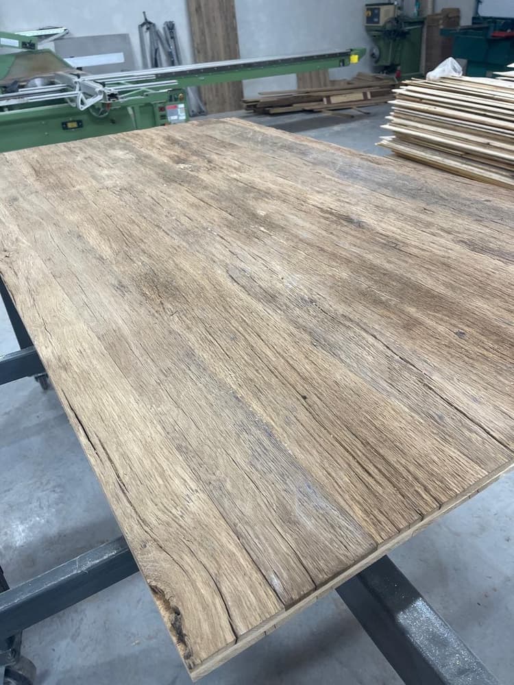 3-ох шарова дубова плита ( верхня частина, тесана вручну) для меблевих фасадів та інтерʼєрів.